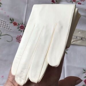 Vintage cream leather gloves